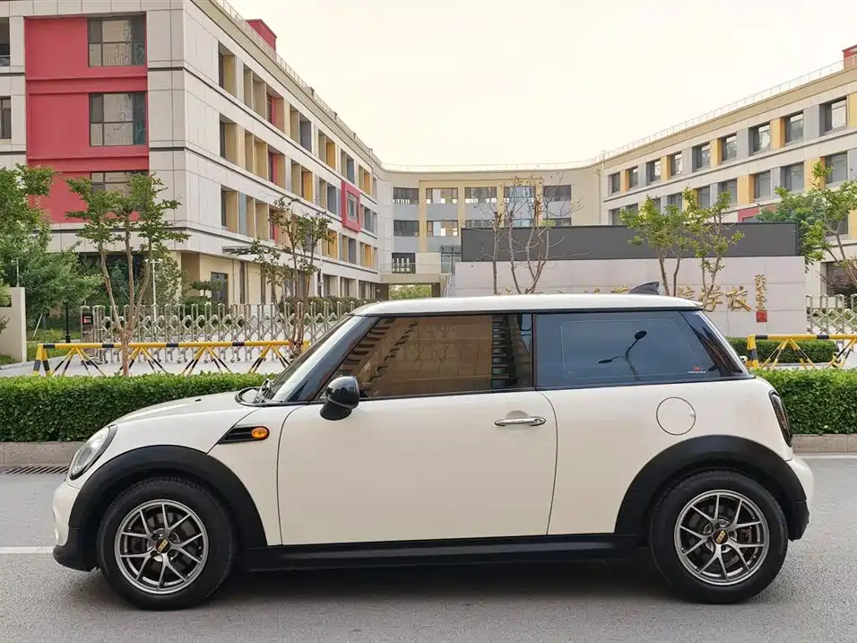 MINI 1.6 L ONE Limited 1 st Edition