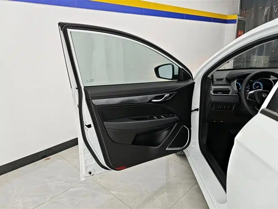 Crider 1.8 L CVT Luxury
