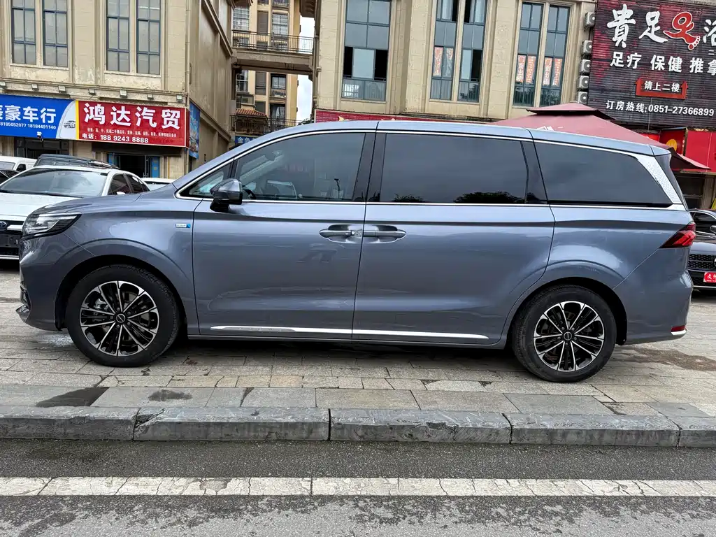 Roewe iMAX8 400 TGI Flagship