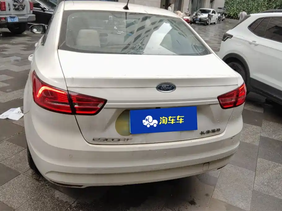 Escort 1.5 L Auto Comfort