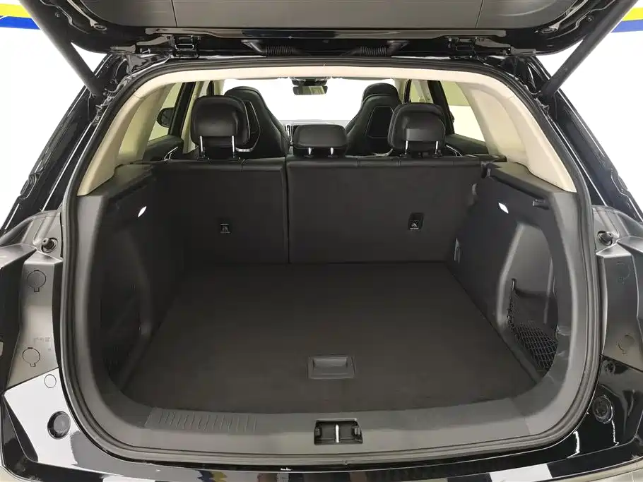 Hongqi HS3 PHEV 115 km Power Action