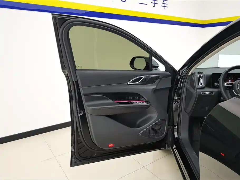 Hongqi HS3 PHEV 115 km Power Action