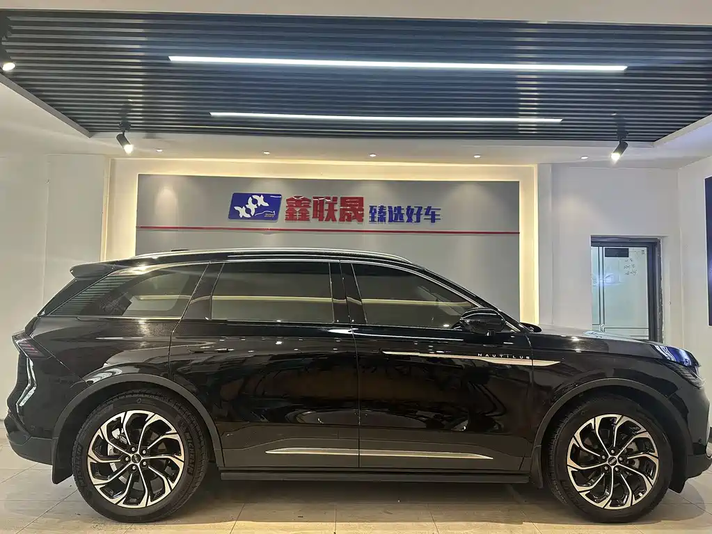 Nautilus 2.0 T 4 WD Premium