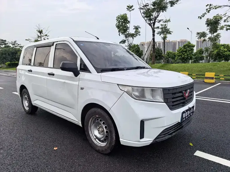 Wuling Hongguang PLUS 1.5 L Manual Standard 5-seat