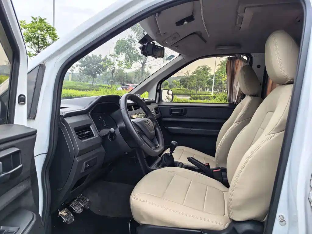 Wuling Hongguang PLUS 1.5 L Manual Standard 5-seat