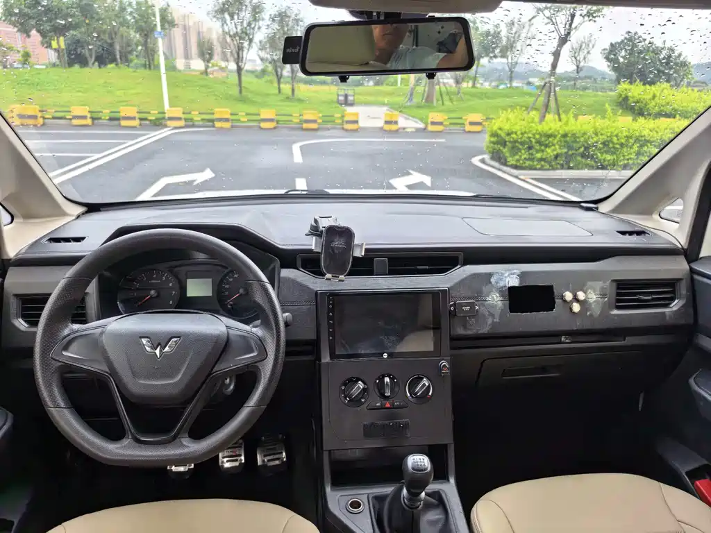 Wuling Hongguang PLUS 1.5 L Manual Standard 5-seat