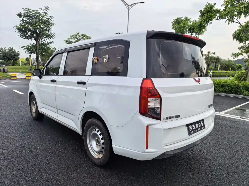 Wuling Hongguang PLUS 1.5 L Manual Standard 5-seat