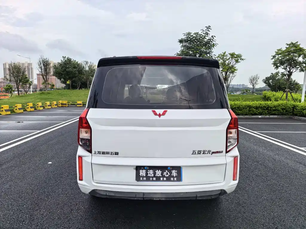 Wuling Hongguang PLUS 1.5 L Manual Standard 5-seat
