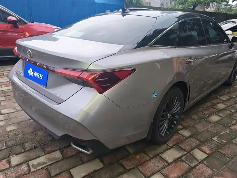 Avalon 2.0 L XLE Premium