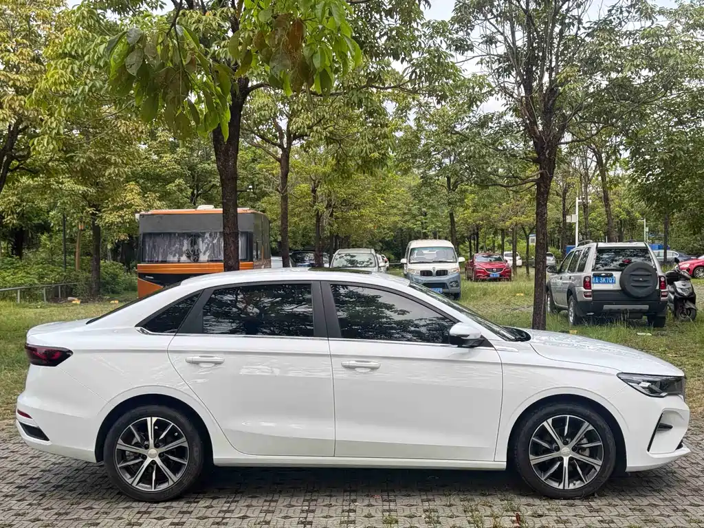 Emgrand 4 th Gen 1.5 L CVT Distinguished