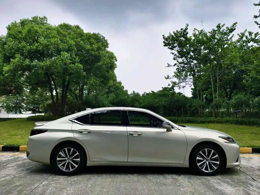 Lexus ES 300 h Outstanding CN-V