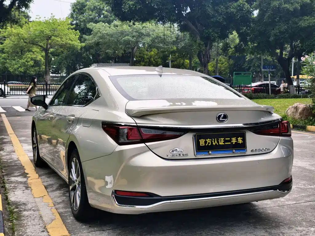 Lexus ES 300 h Outstanding CN-V