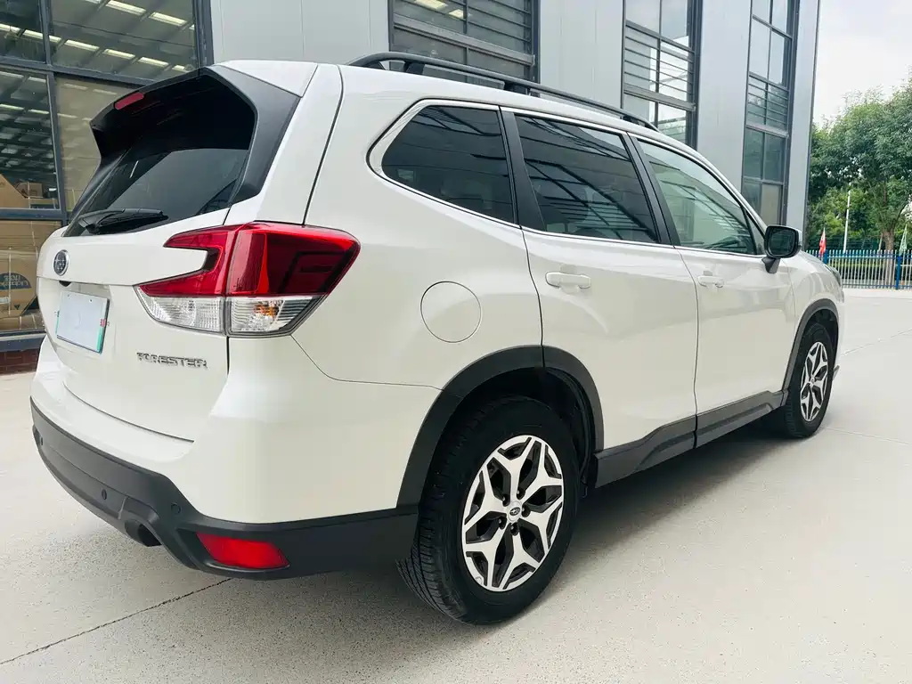 Forester 2.0 i Luxury