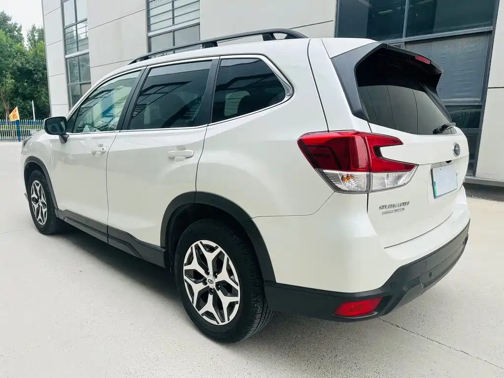 Forester 2.0 i Luxury