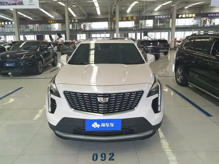 Cadillac XT4 28 T 4 WD Leading