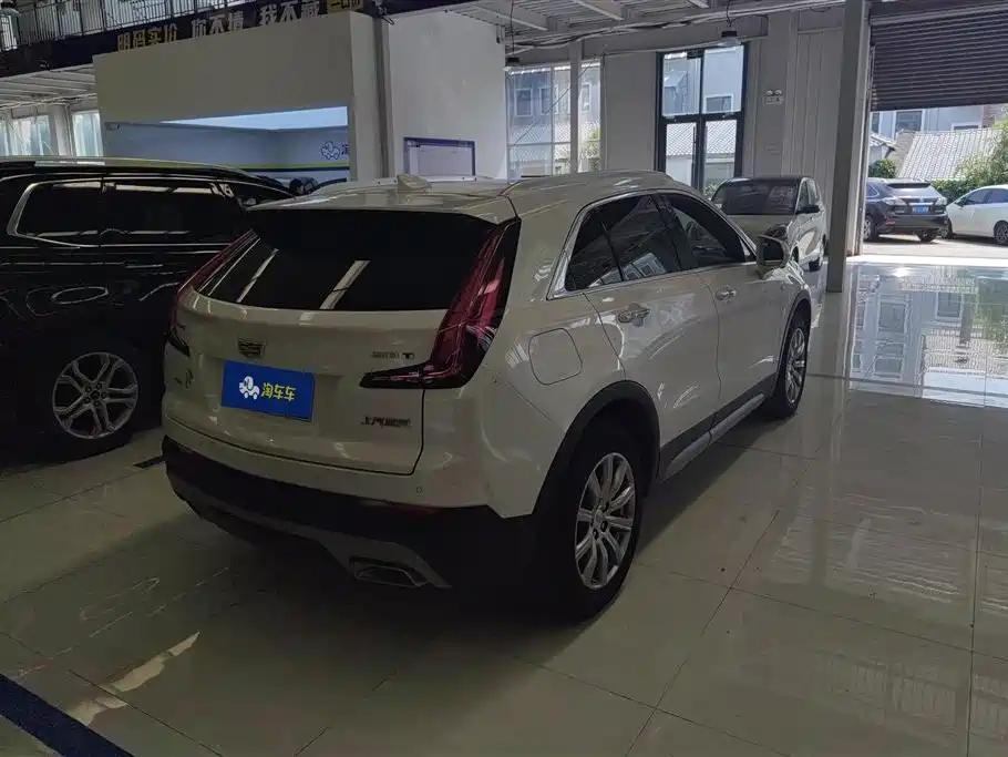 Cadillac XT4 28 T 4 WD Leading