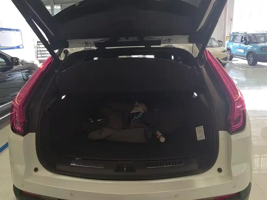 Cadillac XT4 28 T 4 WD Leading