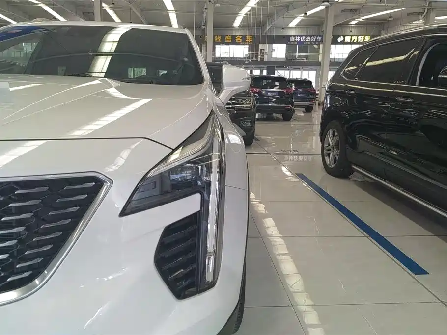 Cadillac XT4 28 T 4 WD Leading