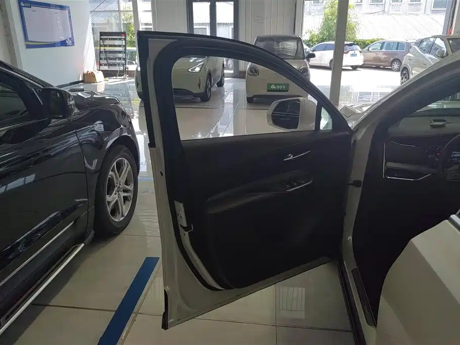 Cadillac XT4 28 T 4 WD Leading