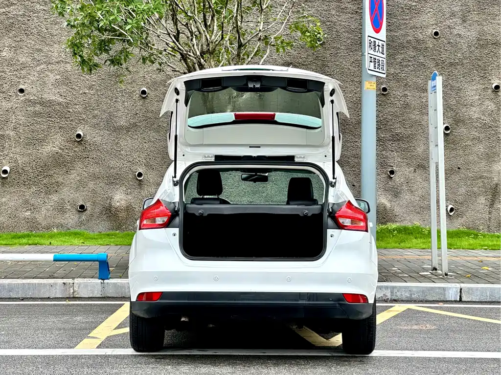 Focus Hatchback EcoBoost 125 Auto Super Style