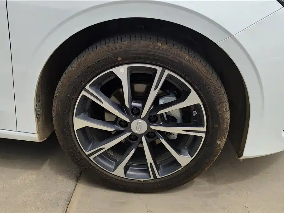 Emgrand 4 th Gen 1.5 L CVT Distinguished