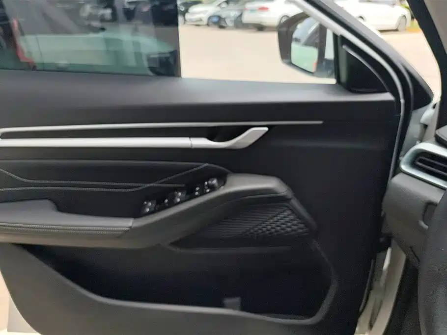 Emgrand 4 th Gen 1.5 L CVT Distinguished
