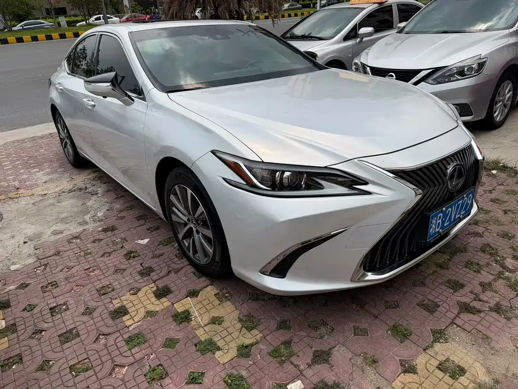 Lexus ES 300 h Outstanding CN-V