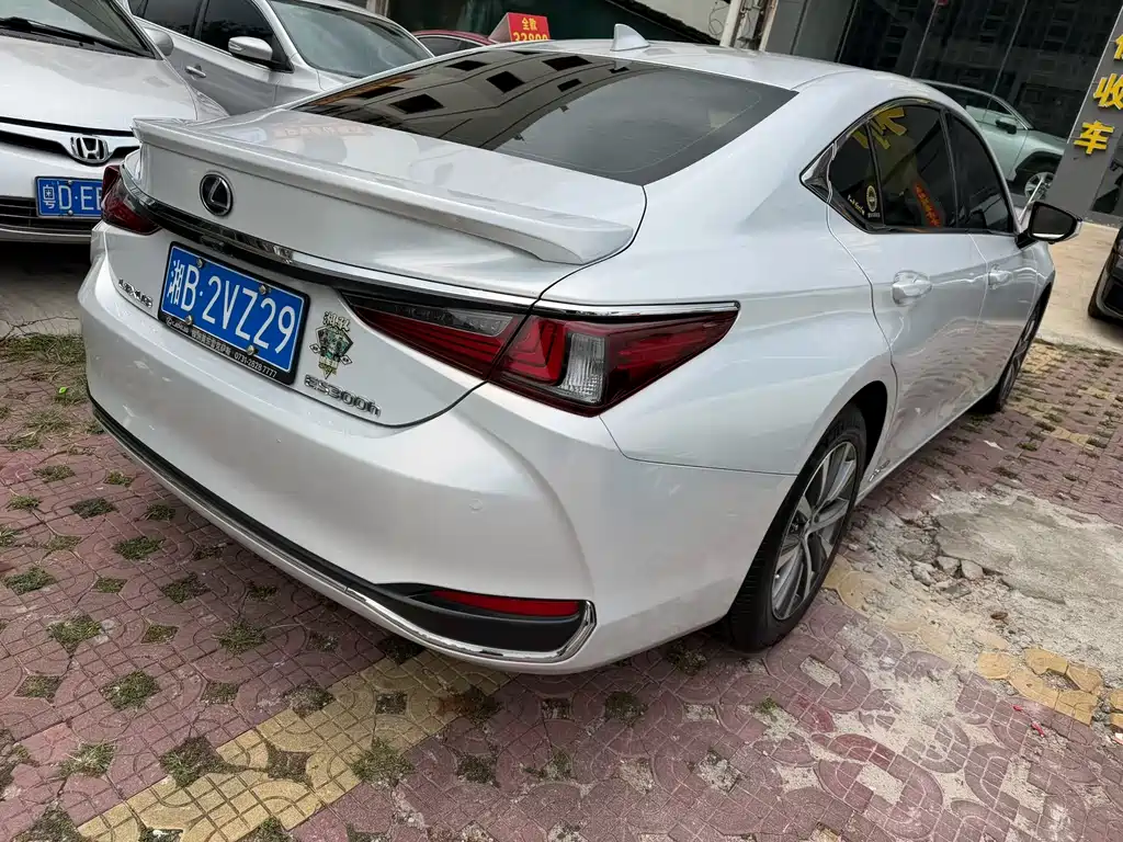 Lexus ES 300 h Outstanding CN-V