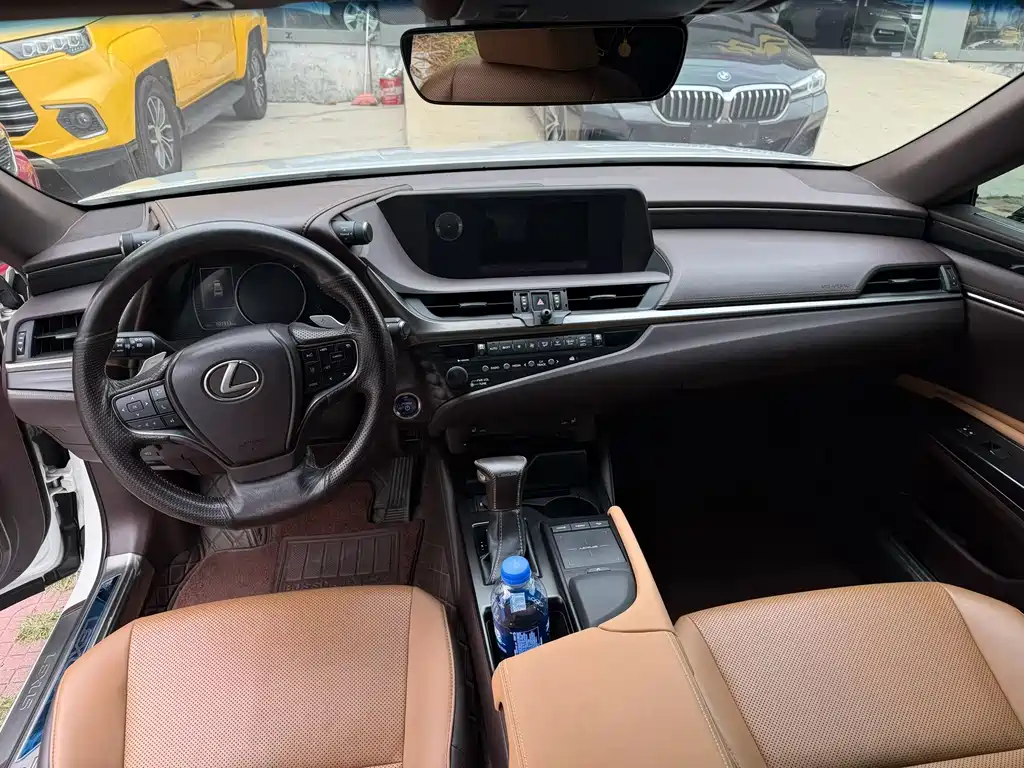 Lexus ES 300 h Outstanding CN-V