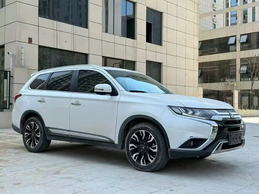 Outlander 2.4 L 4 WD Enjoyment 7-seat