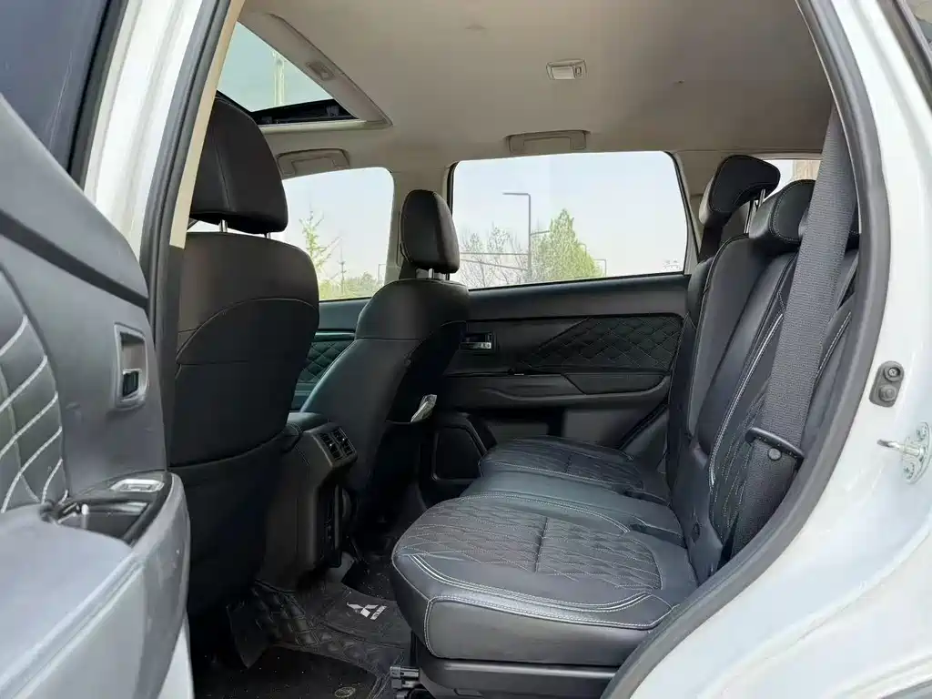 Outlander 2.4 L 4 WD Enjoyment 7-seat