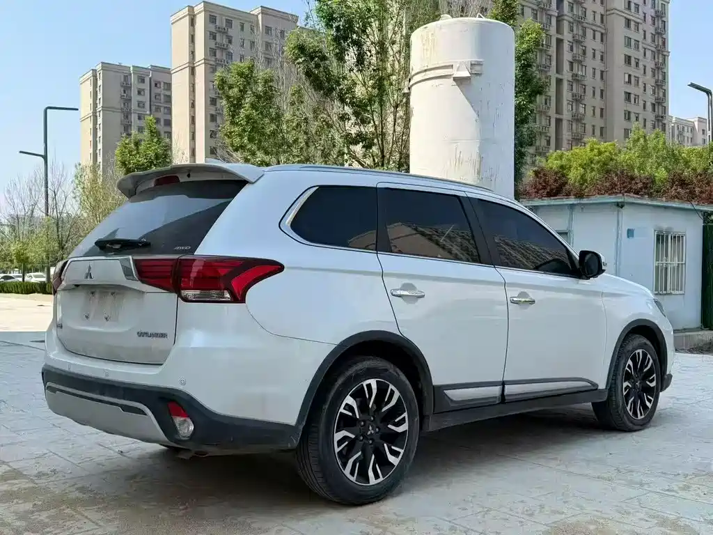 Outlander 2.4 L 4 WD Enjoyment 7-seat