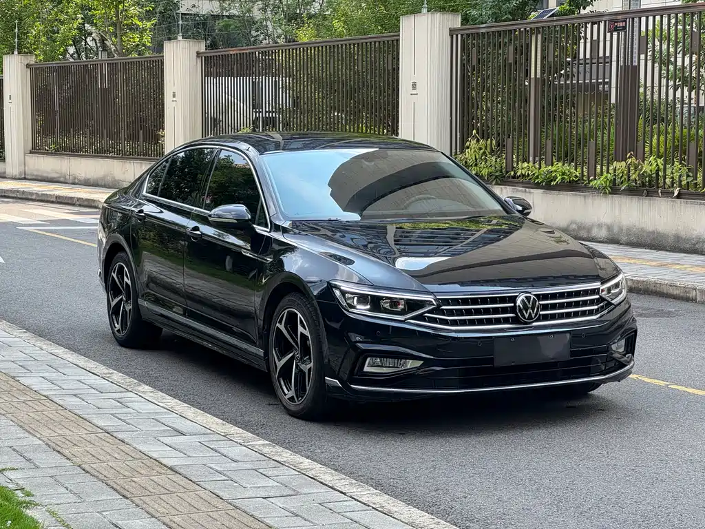 Magotan 200 10 K Commemorative 330 TSI DSG Leading