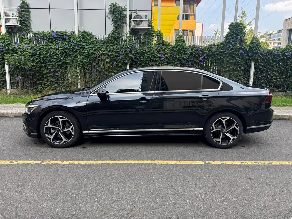 Magotan 200 10 K Commemorative 330 TSI DSG Leading