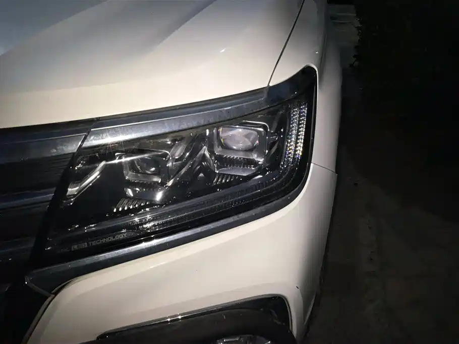 Roewe RX8 荣威RX8 2018款 30 T 智联网四驱旗舰版