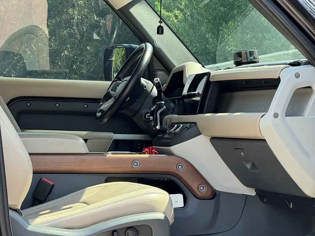 Land Rover Defender 90 2.0 T P300 Tiger Might