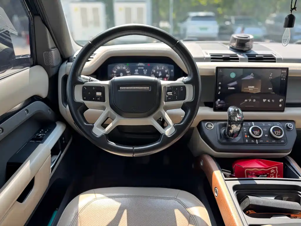 Land Rover Defender 90 2.0 T P300 Tiger Might