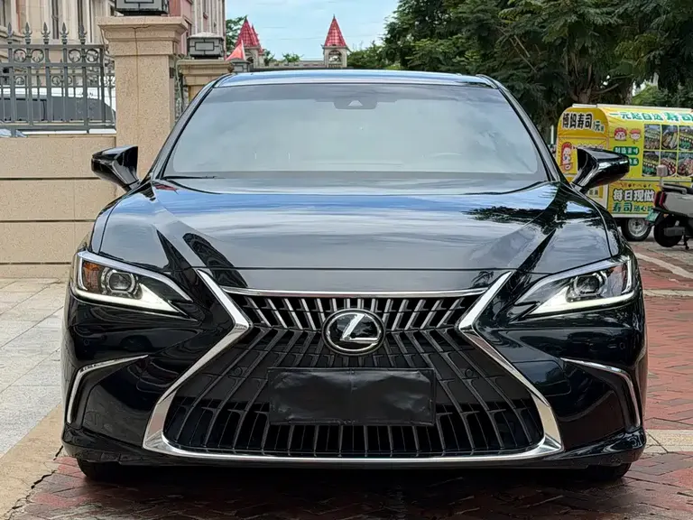 Lexus ES 200 Outstanding