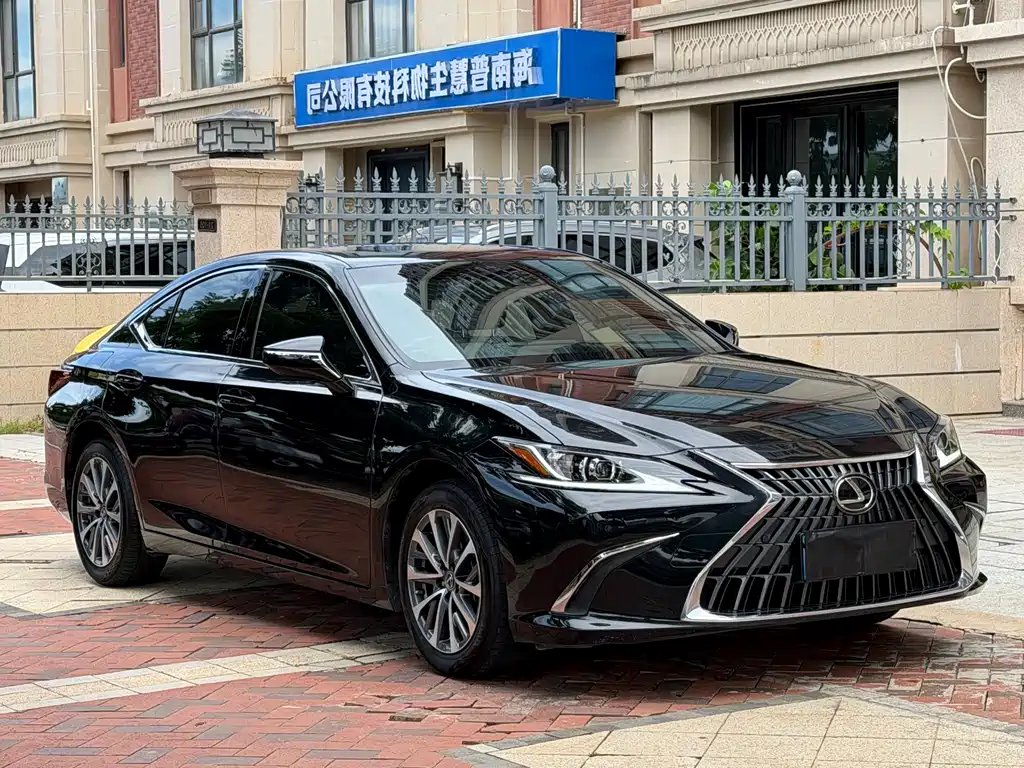 Lexus ES 200 Outstanding