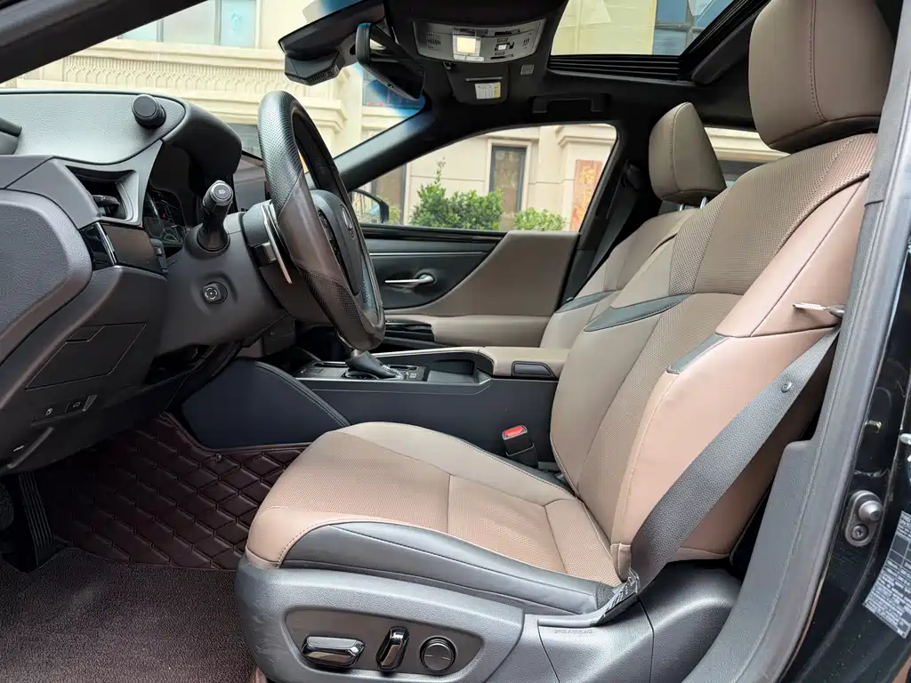 Lexus ES 200 Outstanding