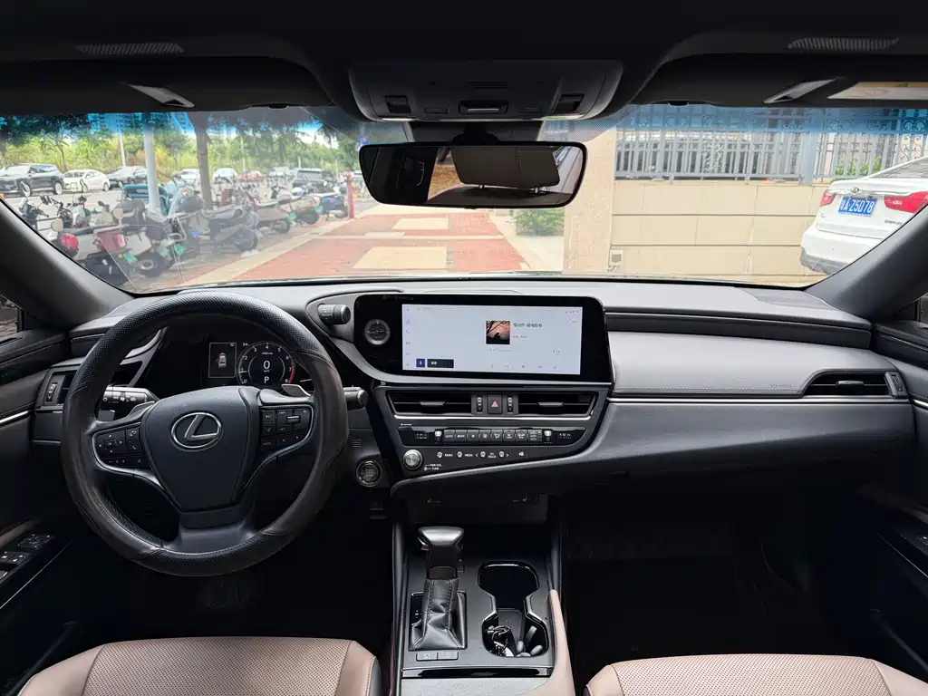 Lexus ES 200 Outstanding