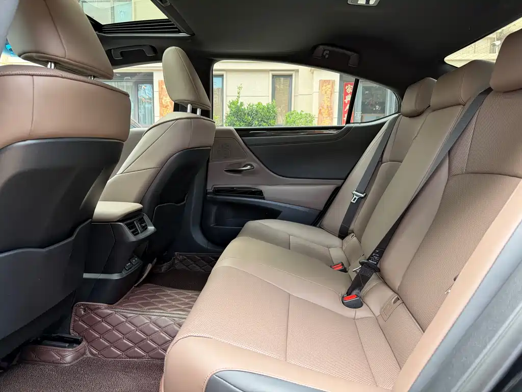 Lexus ES 200 Outstanding