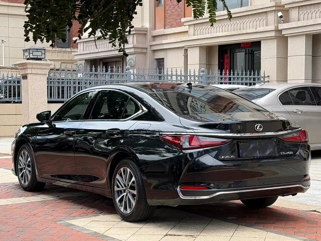 Lexus ES 200 Outstanding