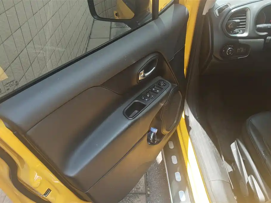 Renegade 自由侠 2019款 220 T 自动精英版