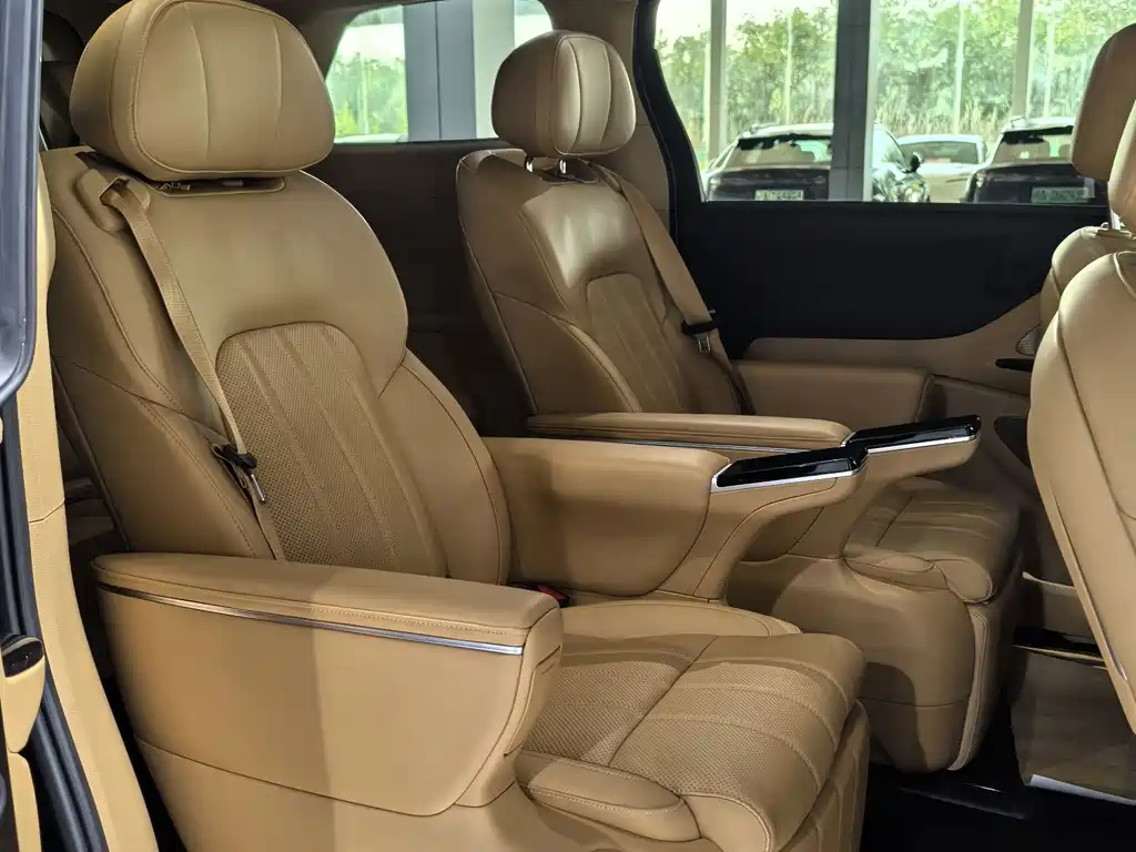 Voyah Dreamer PHEV 4 WD Distinguished Kunpeng