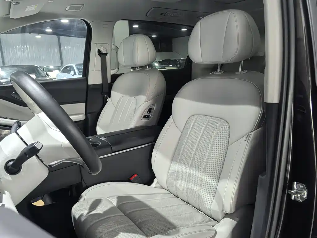Voyah Dreamer PHEV 4 WD Distinguished Kunpeng