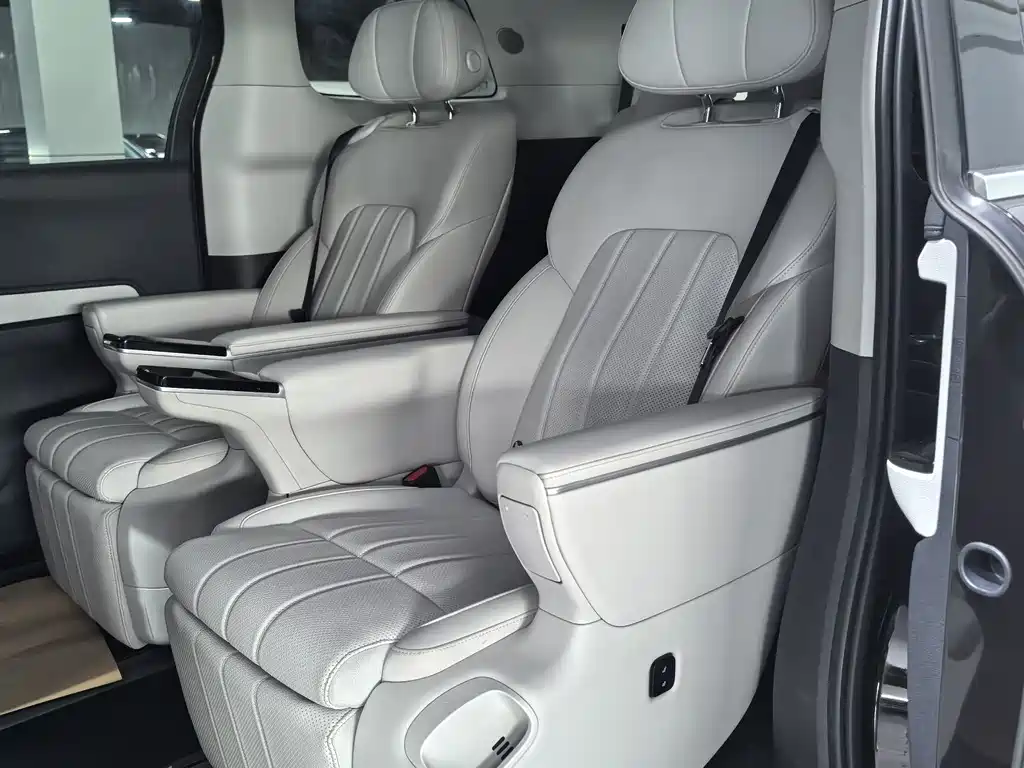 Voyah Dreamer PHEV 4 WD Distinguished Kunpeng