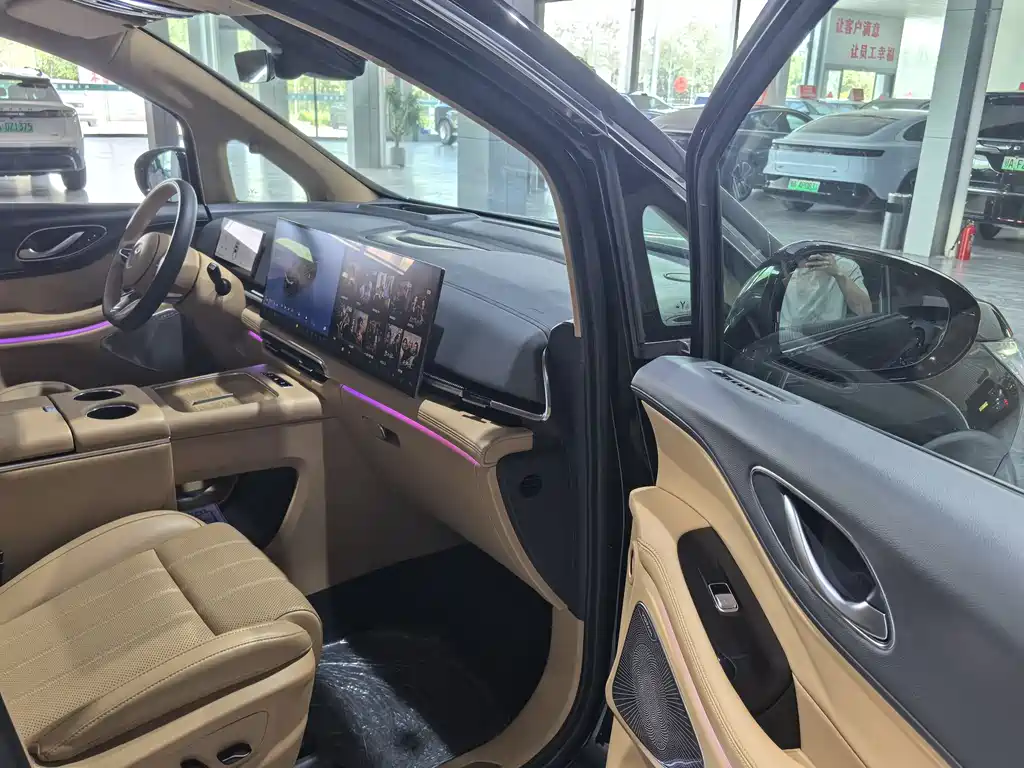 Voyah Dreamer PHEV 4 WD Distinguished Kunpeng