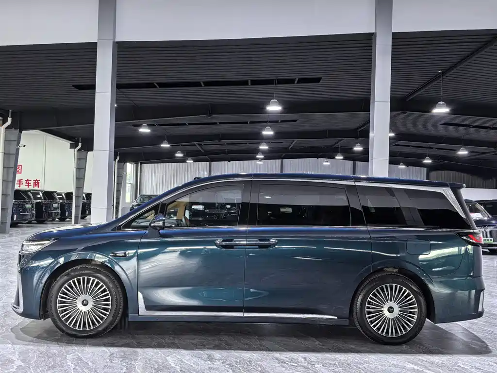 Voyah Dreamer PHEV 4 WD Distinguished Qiankun