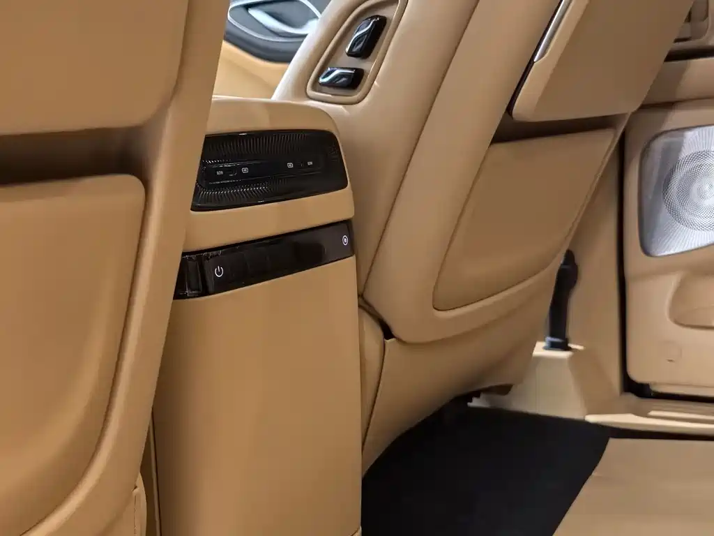 Voyah Dreamer PHEV 4 WD Distinguished Qiankun